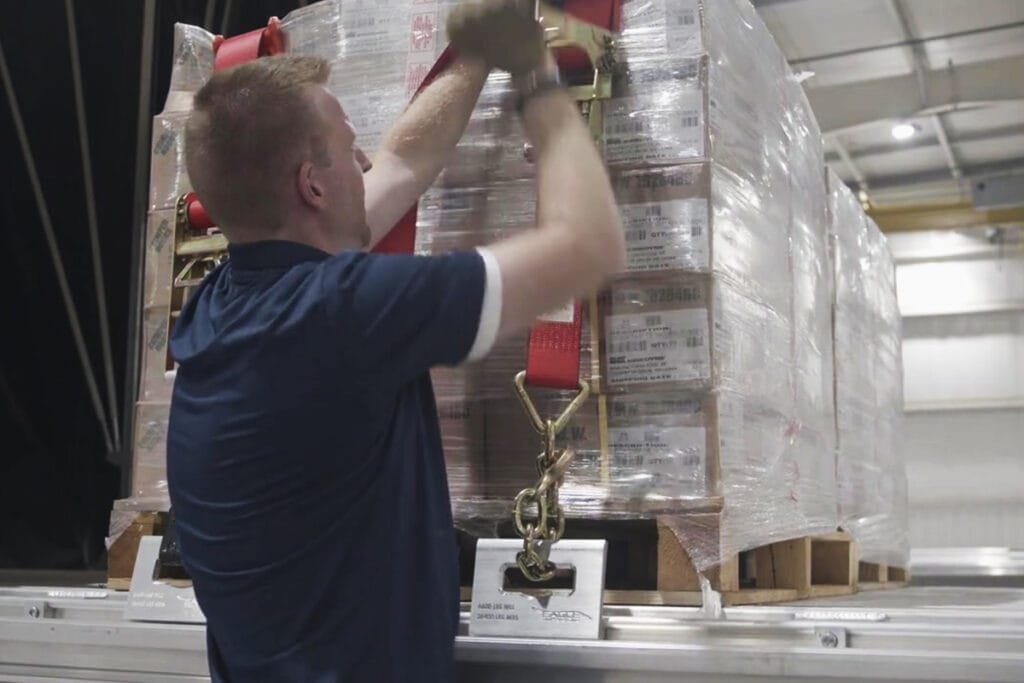 How do ratchet racks work - Ratchet strap being tightened with a full set on the right